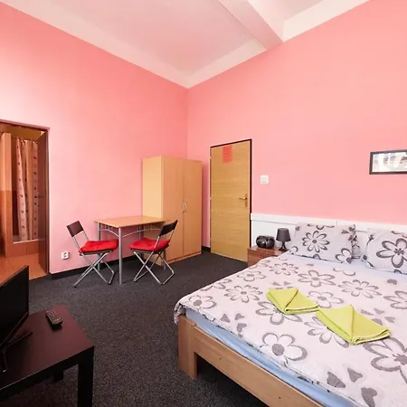 Onefam Arbes Хостел Прага