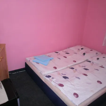 Onefam Arbes Хостел Прага